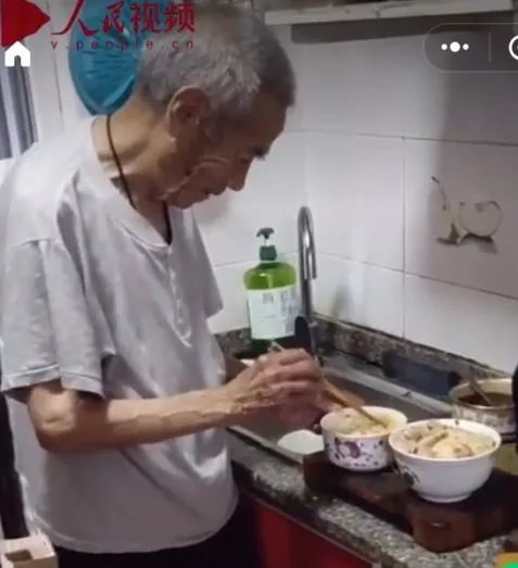 推倒84岁老人_香港反水货客示威者推倒老人_老人遭鲁某推倒后多次冲向厨房