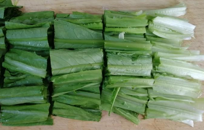 油麦菜怎么炒才脆嫩入味?记住不要焯水,牢记窍门,又脆又入味
