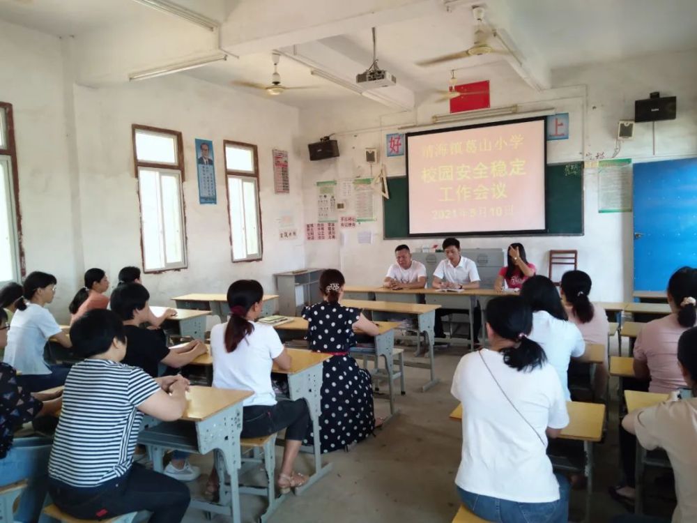 靖海某小学突闯入持刀男子校长立即报警老师严阵以待原来是