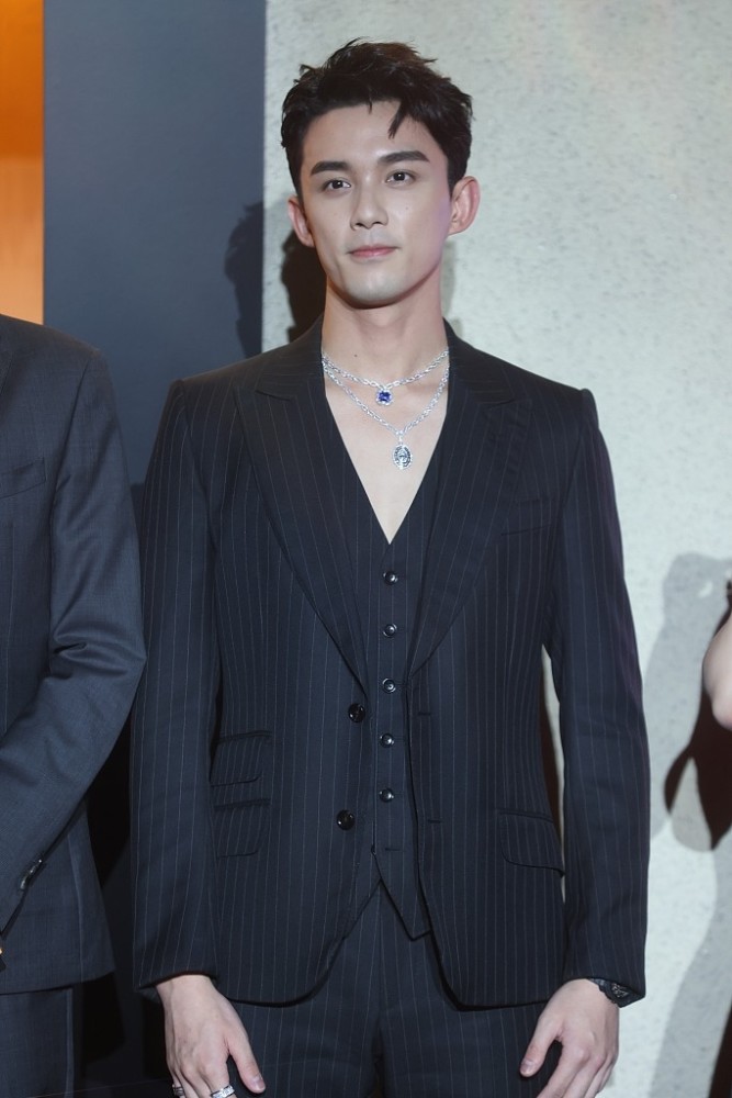 吴磊一身深v黑西装造型,彰显成熟男性魅力