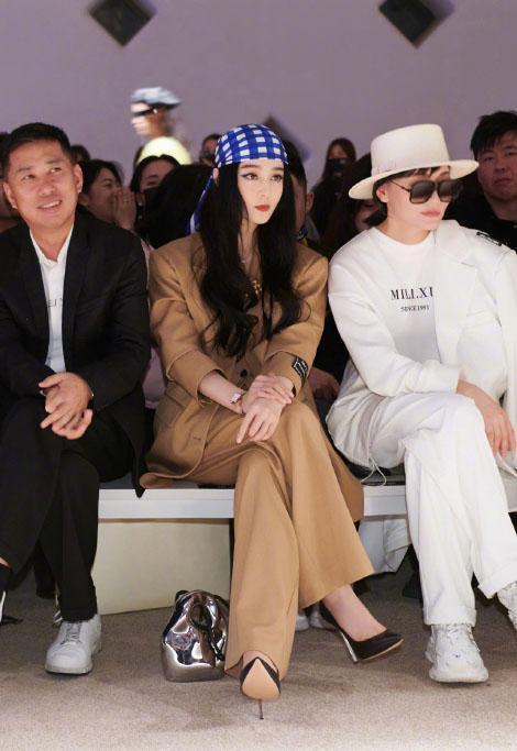 范冰冰无戏可拍也不消停,穿西服套装场边看秀,配发带仍美成焦点