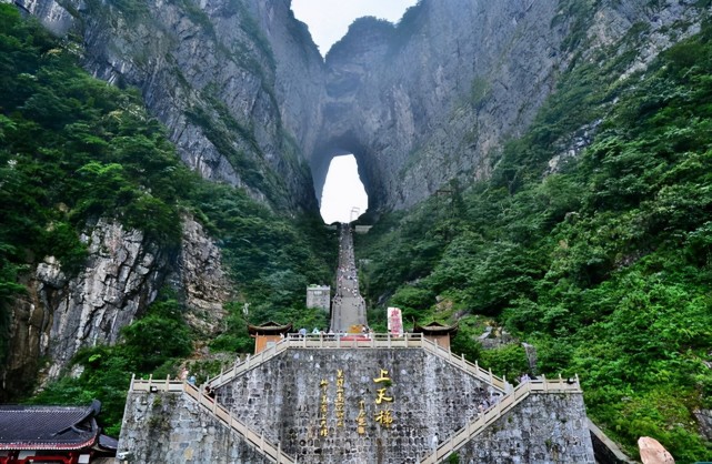 天门山有一处神秘洞穴,传说有巨蟒守护神仙,这是怎么?