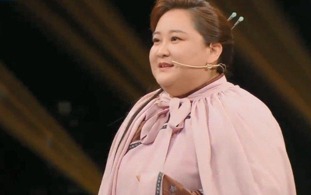 贾玲成功减掉15斤,瘦身后挑战穿旗袍,网友:意想不到的美