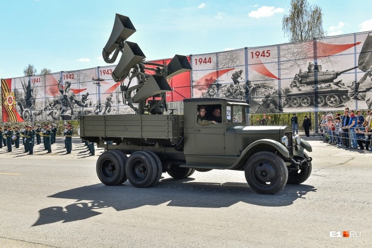 载着防空听音器的zis-5型卡车.