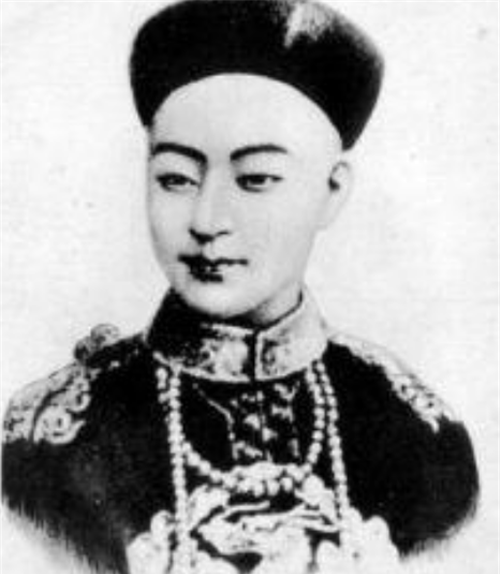 这张照片很可能是光绪皇帝留下的唯一真实影像,当时的