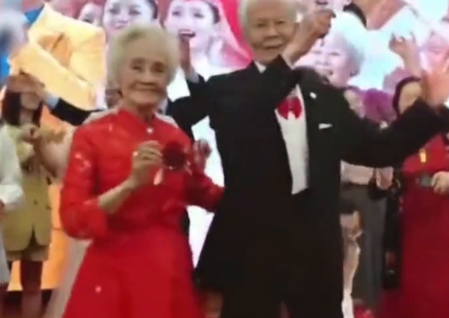 百岁大爷与94岁妻子举行75周年"金刚石"婚礼,网友:太美好了