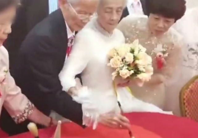 百岁大爷与94岁妻子举行75周年"金刚石"婚礼,网友:太美好了