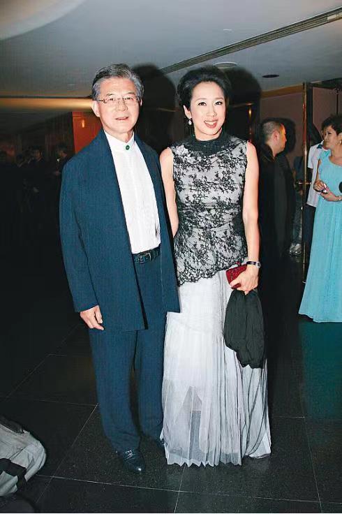 朱玲玲保养得真好,穿紧身裙还有小蛮腰,和二婚老公站一起真登对