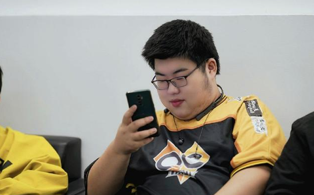 不过小胖现在也算是有恃无恐,因为这可是qghappy的宝贝疙瘩,队伍当中