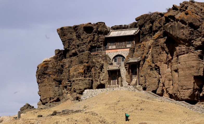 山西一座千年古寺,夹在一块巨石中,山缝中开凿出的上山路