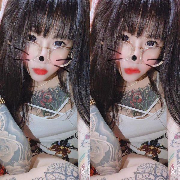 漂亮女孩酷爱纹身从头到脚纹满各种图案,其父母不反对反倒很支持