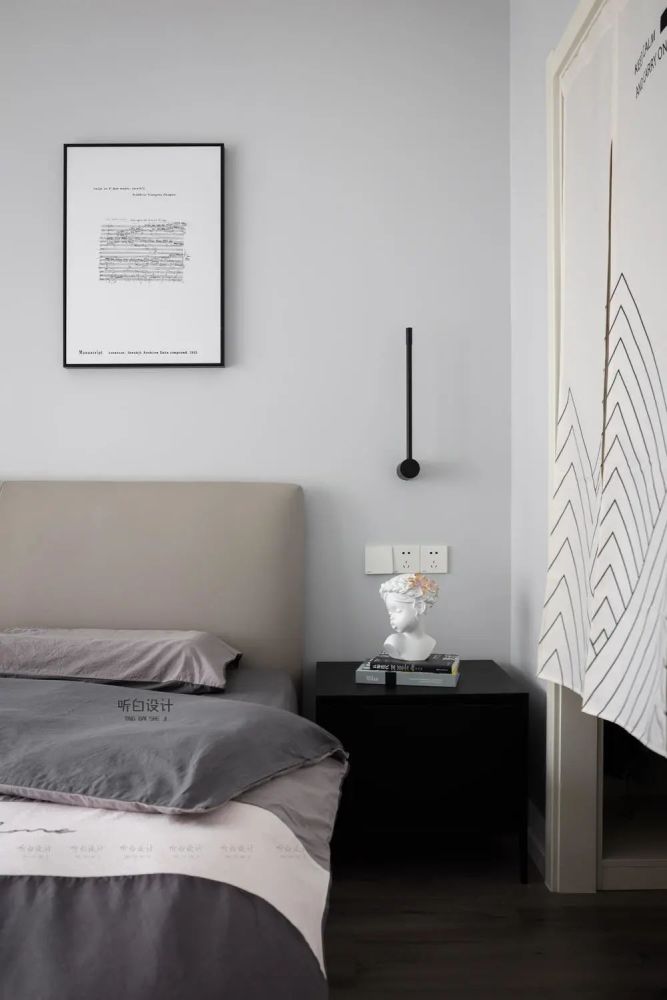 主卧,采光良好,灰色的床头软包,浅灰色的墙面漆,色彩搭配让这个居室