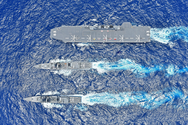 075型两栖攻击舰在全球处什么水平看直升机起降点数量就明白了