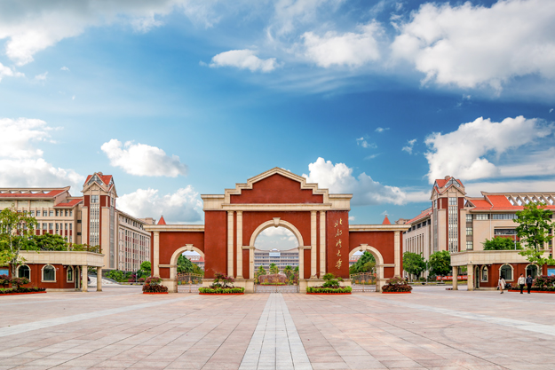 北部湾大学:坐落于钦州市滨海新城滨海大道12号,学校前身为1973年