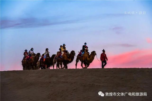 敦煌大漠祥云缭绕,出现难得的红云景象
