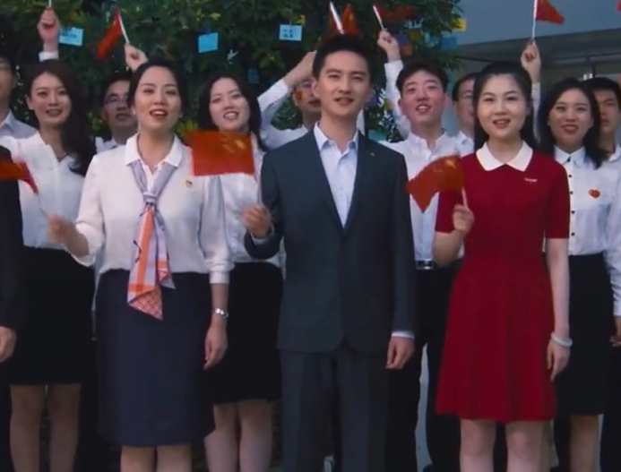 "丁凯乐"李瑞近照曝光,30岁身穿西装英姿飒爽,气质出众神似杨洋