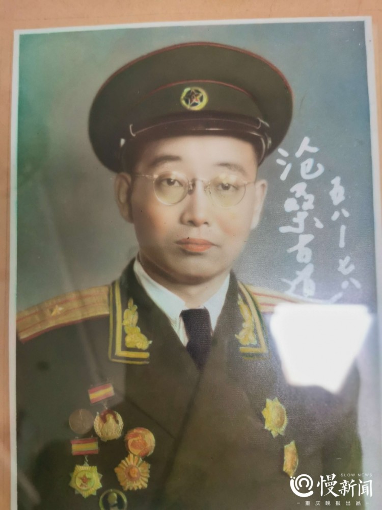 武恩年轻时的军装照片 