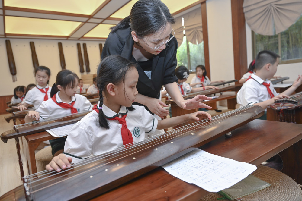 5月11日,在福州市乌山小学,学生在参加课后篆刻兴趣班.
