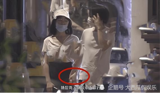 黄龄与男友车内热吻曝光,歌红人不红,感情成谜,曾与许嵩有绯闻