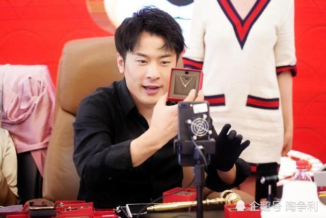 电商达人辛巴大哥为了挖艺人而随礼120万,引发网友热议