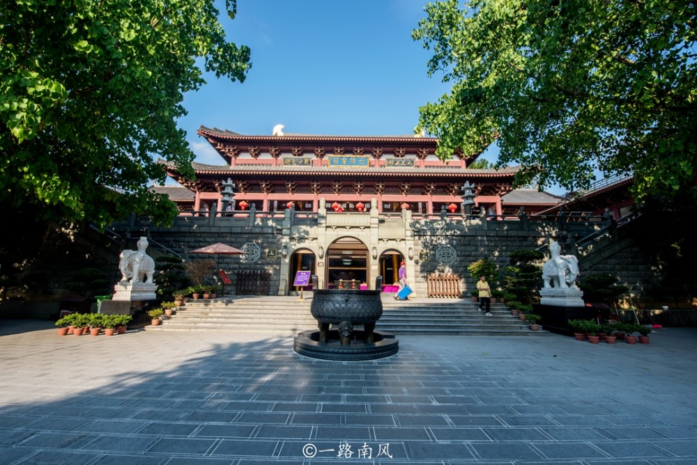 南宁青秀山有座"小故宫",核心建筑像天坛,殿宇辉煌,非常壮观