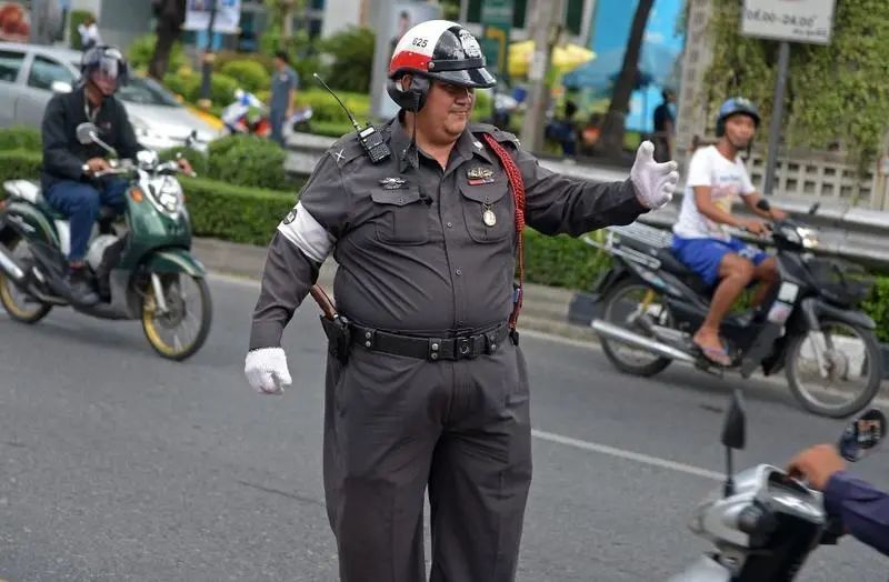 泰国警察的新制服,是不是更加性感呢?
