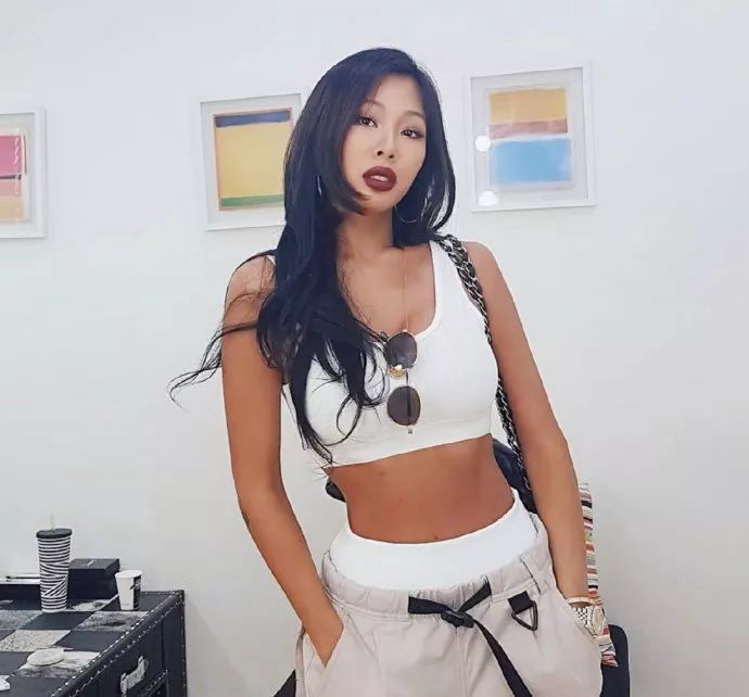 jessi:刘在石都整不住她,甚至要收lisa做女儿_腾讯新闻