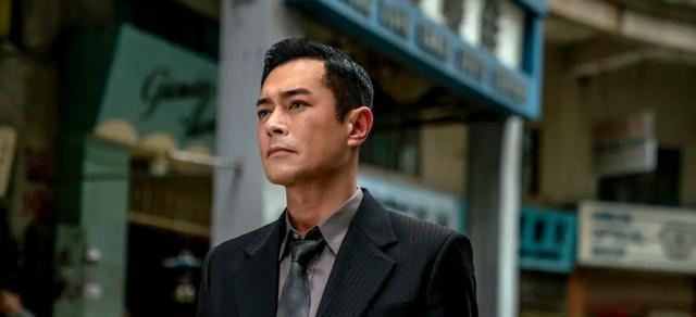 《追虎擒龙:一部黑帮大佬的消亡史,一曲香港电影的悲凉挽歌