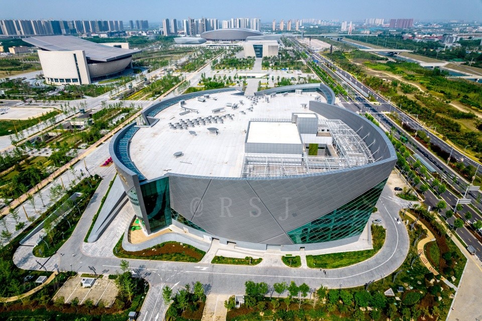 郑州投资20亿元的这座建筑,空中看像是航空母舰,唱戏唱歌跳舞都中