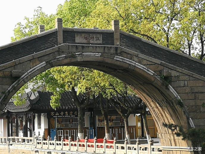 枫桥景区的一枝园闭门谢客,江村桥旁望着千年古刹
