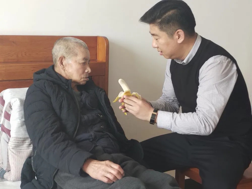无私照顾八旬孤寡老人 本溪县青年:拿他当亲爷爷!