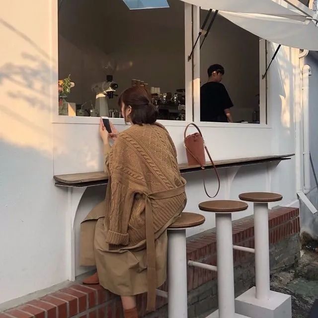 怎么在奶茶店拍出好看的照片?教你8个拍照姿势,保证每张都好看