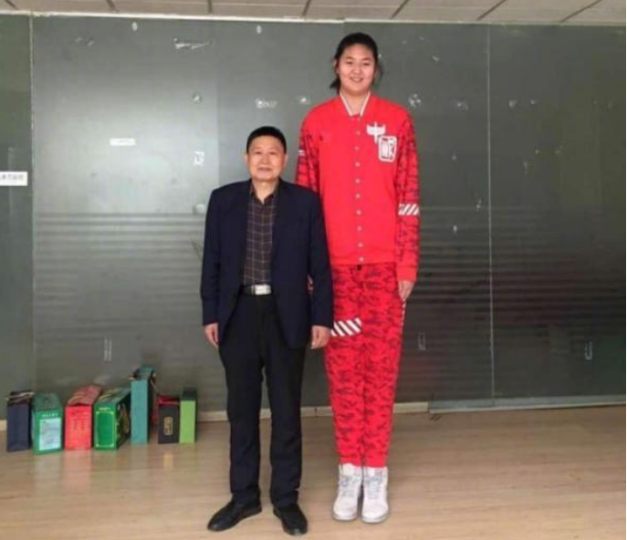 当时还是小学生的张子宇因为身高长到2米10被媒体报道而出名,要知道