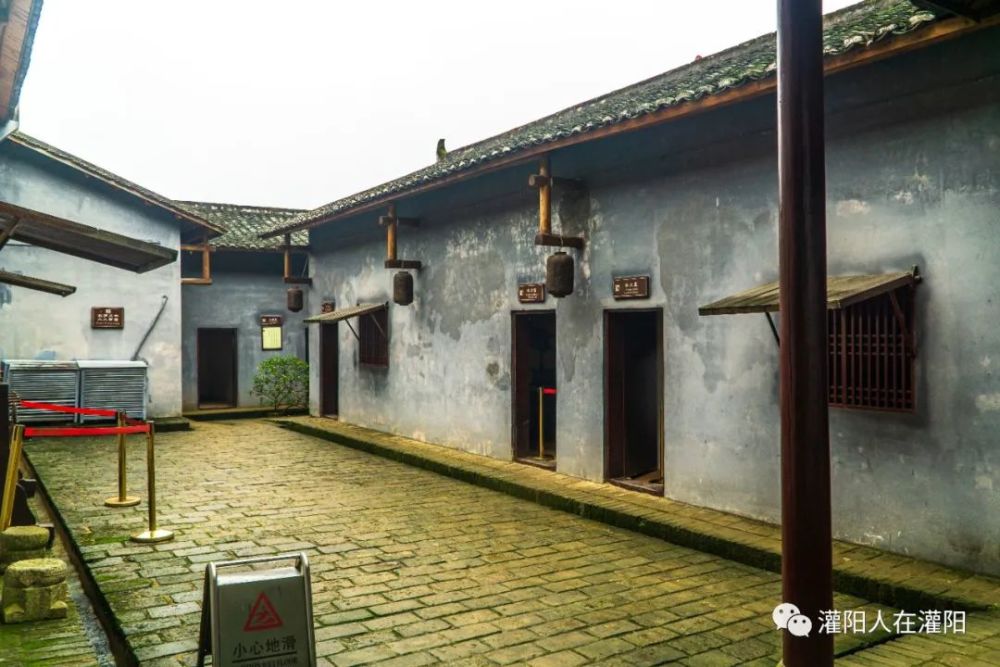 挂着一幅匾额,上书"功德无量"四字,落款为曾国荃