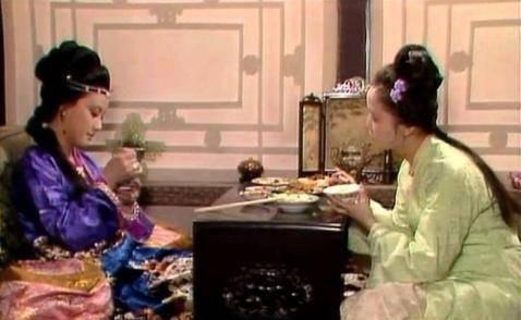 王熙凤与贾琏合欢,为什么平儿也在房内服侍?你看看她是什么身份