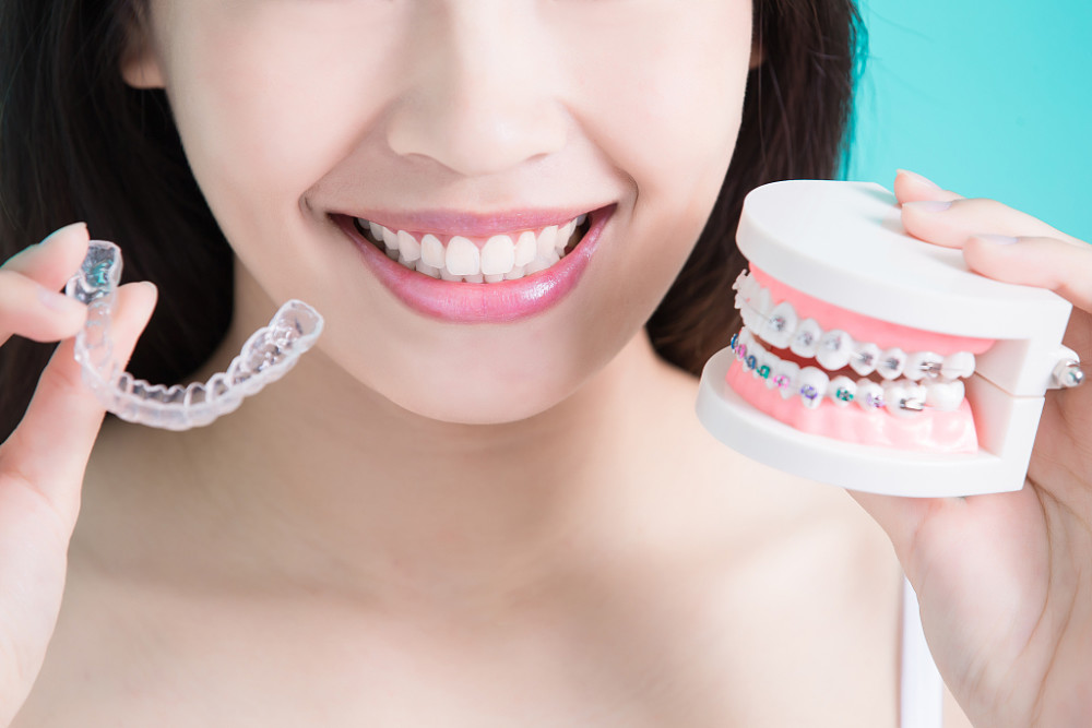 技术着重强调了牙齿美容的效果,对于错位牙以及畸形牙的床冠部位采取