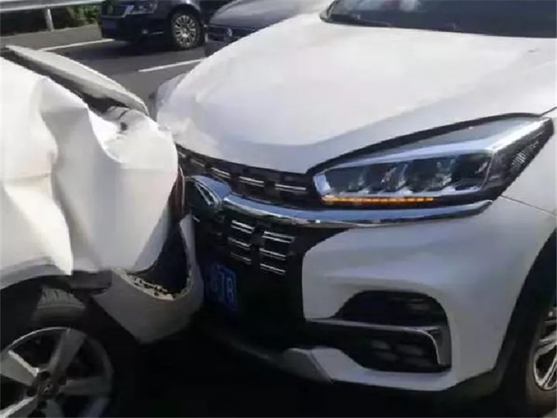 奇瑞瑞虎8遭遇连环追尾,车头却"毫发无损",真不愧是国产车!