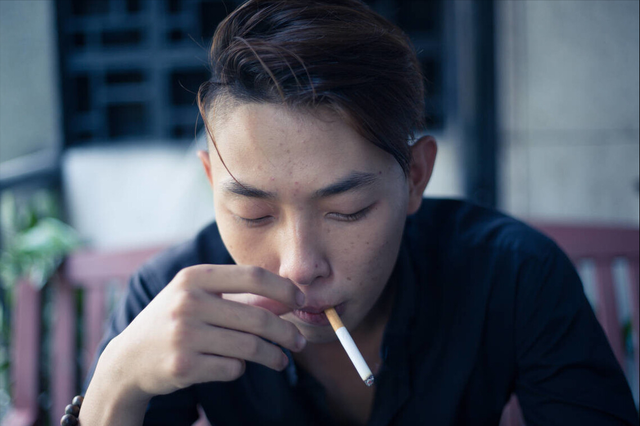 加快男人衰老的10种行为:抽烟只排第6,排第1的很多人都有