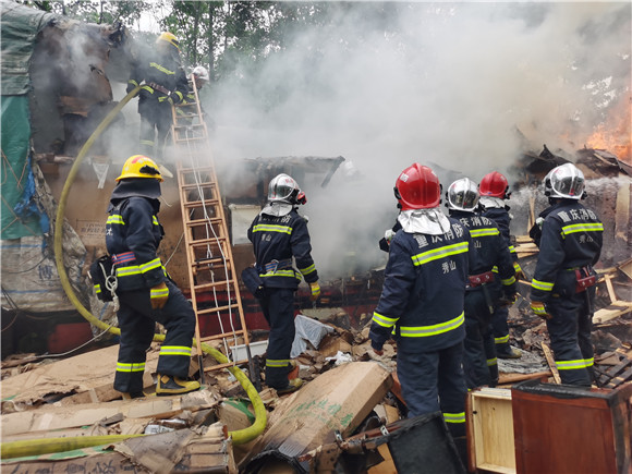 包茂高速重庆秀山段一货车起火 消防员鏖战2个半小时扑灭