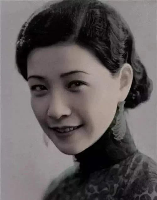 "校园皇后"陆小曼年轻时有多美?看她当年的黑白旧照,你就懂了
