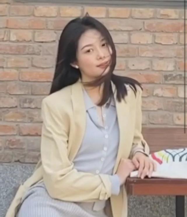 与之前晚晚的鼻头正面观差距比较大,之前的露鼻孔感并没有这么严重.