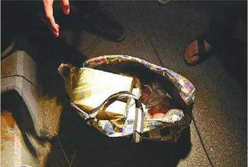 母亲把婴儿抱进塔中,任其自生自灭