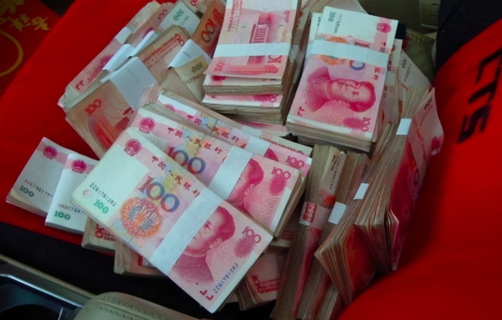 一天时间凑齐10亿现金,家中常备3千万零花钱,每年在家