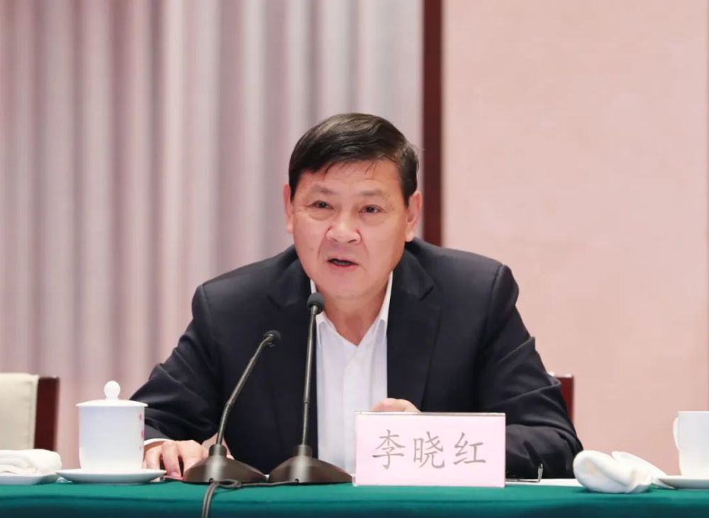 恳谈会上,中国工程院主席团名誉主席周济,中国工程院副院长陈左宁