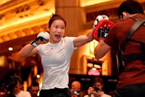 张伟丽:中国首位世界级格斗女冠军,3年格斗生涯,她赚