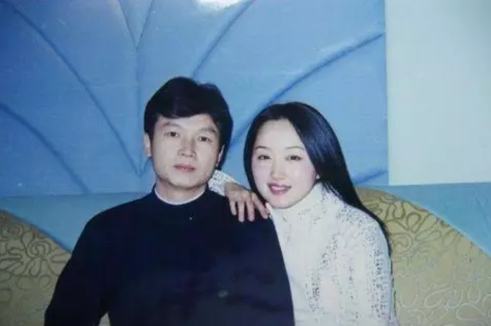 杨钰莹过50岁生日,穿镂空长裙身材凹凸有致,她都不会变老吗?