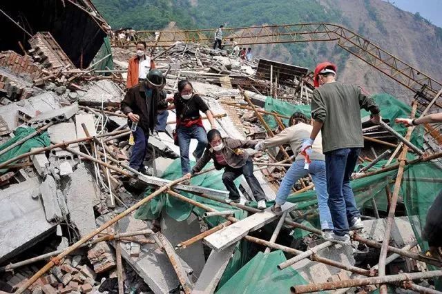 汶川地震十三周年·图忆 那些被永远留住的瞬间_腾讯新闻