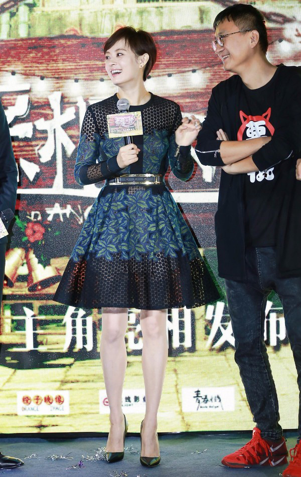 39岁孙俪罕见拍时尚大片,白色套装性感又高级,手拿雨伞潮酷十足
