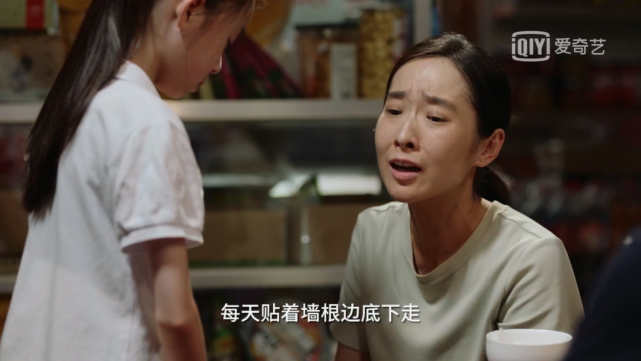 爸爸也恨铁不成钢地补充道: 咱们抬头挺胸做人,别这么一副上不得台面