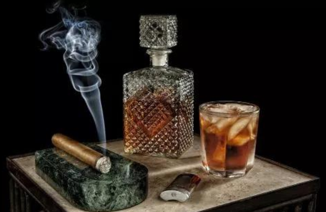 一天抽一包香烟,和一天喝两瓶啤酒相比,哪个更伤身体?